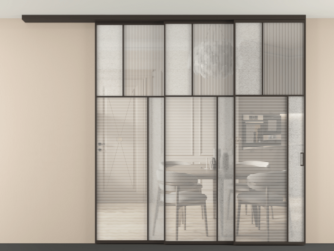 Перегородка Мозаик вдоль стены на потолок 3 створки с синхронным механизмом АЛПР 041.23 Алюминий антрацит Рифлёное стекло "Дюна", триплекс, 6 мм + Фактурное стекло "Лёд", триплекс Цена 27940 Br | Volhovec