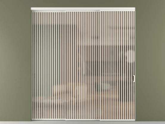 Алюминевая перегородка vn3_06_ Алюминий светло-серый Сатинированное оранжевое стекло, триплекс, 6мм. Цвет Алюминий светло-серый. Материал Алюминий в эмали. Коллекция Перегородка Formato внутри проёма 3 створки с синхронным механизмом. Картинка.